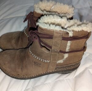 Brown Ugg Cove ankle winter boots with soft suede material and fluffy lining